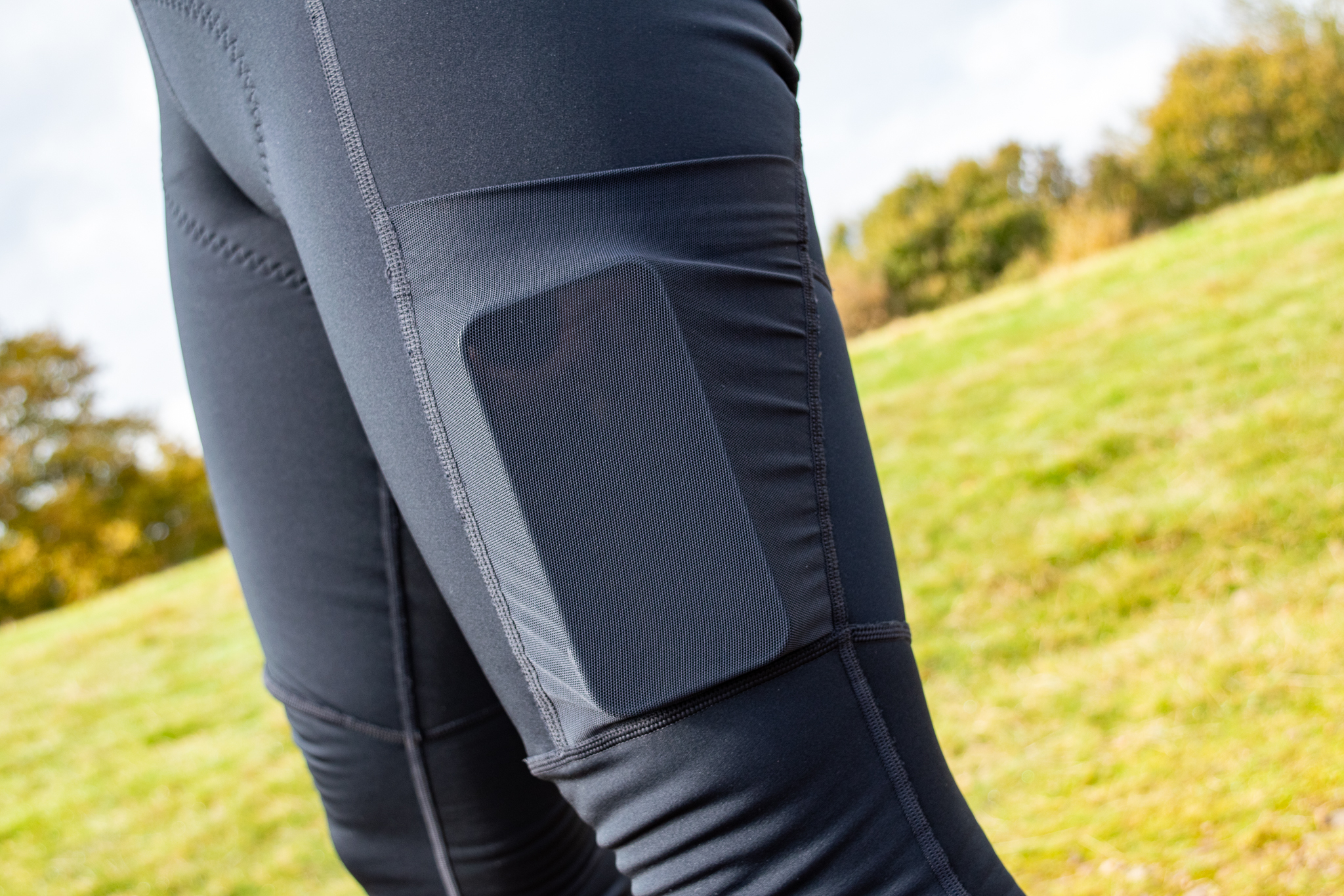 Una imagen del teléfono en el bolsillo cargo del culotte POC