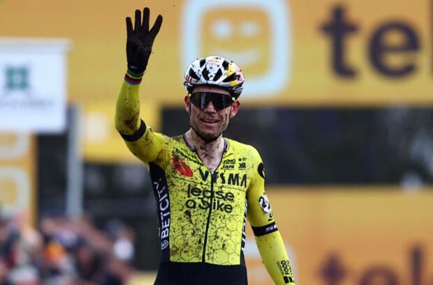 Wout van Aert hace un gesto de victoria para su hijo mientras toma impulso en su debut en la Copa del Mundo en Dendermonde
