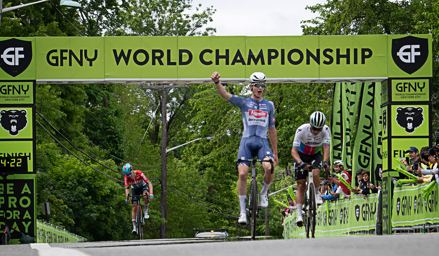 Tibor del Grosso (Alpecin-Deceuninck Development) Suprints Wilmar Paredes (Equipo Medellín) para la Gran Premio NYC Victory