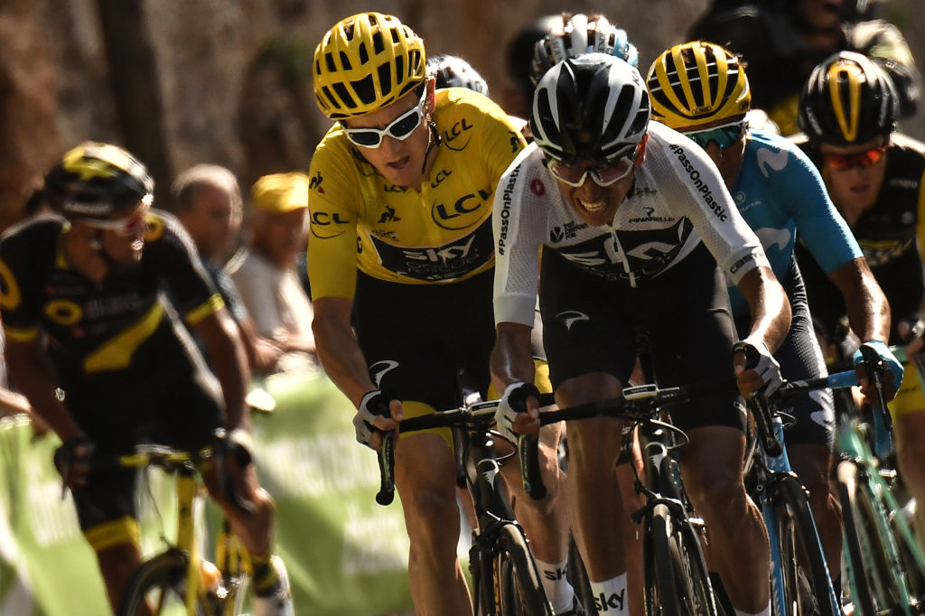 Gran Gran Bretaña Geraint Thomas Cl vistiendo a los líderes generales de los líderes de la camiseta amarilla y Colombias Egan Bernal Front R Ride delante de la manada durante la etapa 14 de la 105ª edición de la carrera de ciclismo Tour de France entre SaintPaultroischateaux y Mende el 21 de julio de 2018 por Marco Bertorello AFP AFP El crédito fotográfico debe leer Marco Bertorelloafp a través de Getty Images