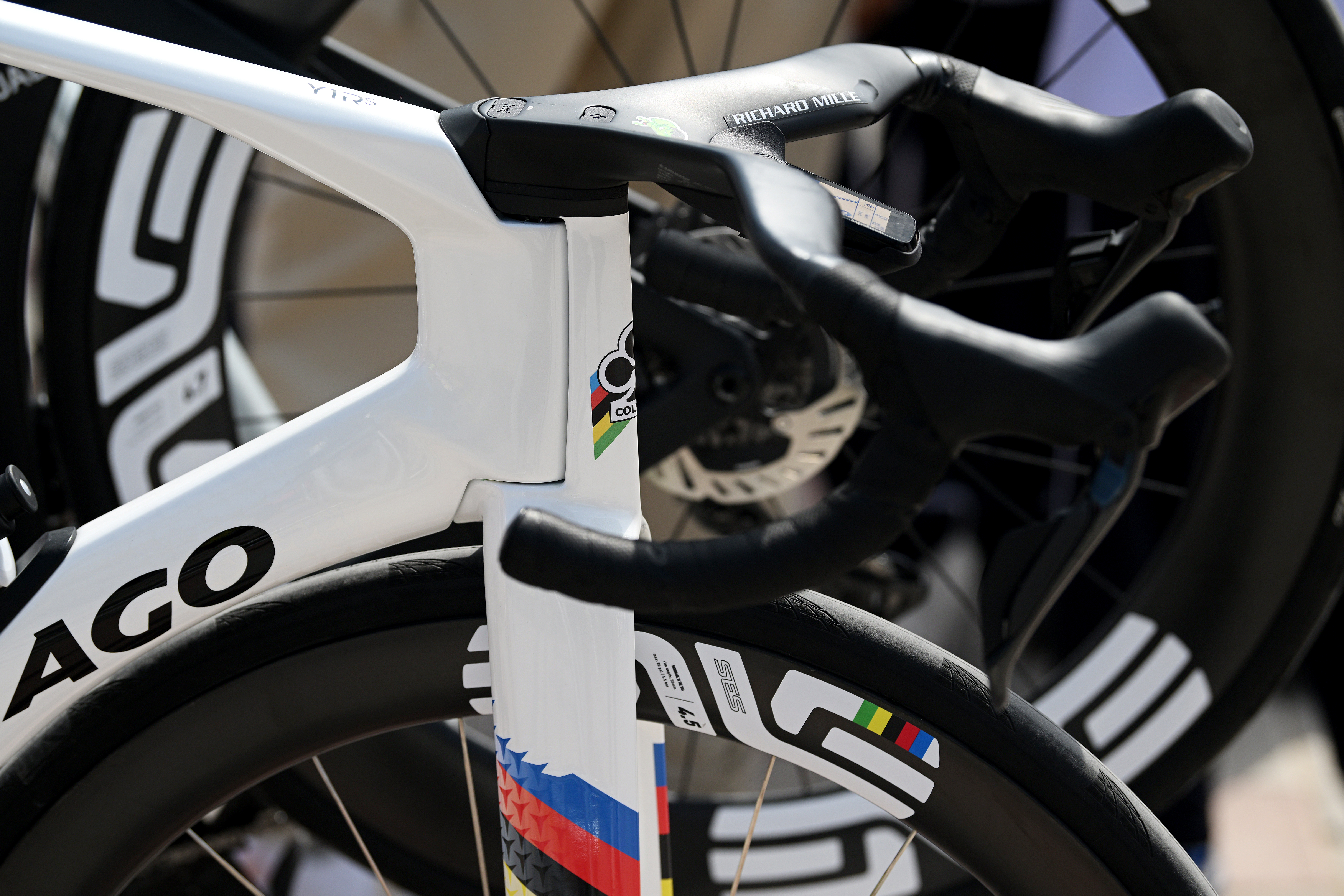 Bicicleta Colnago de Tadej Pogačar en la gira de los EAU