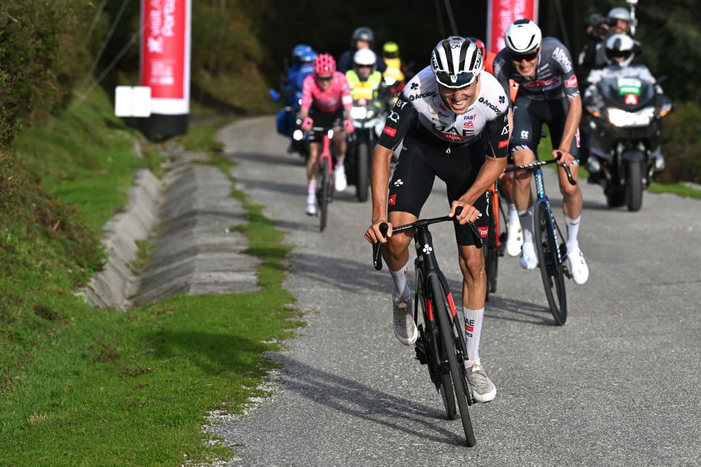 Jan Christen sigue las pistas de la rueda Volta Ao Algarve Volta Ao de Tadej Pogačar con impresionantes victoria y ventaja de carrera en Alto da Foía