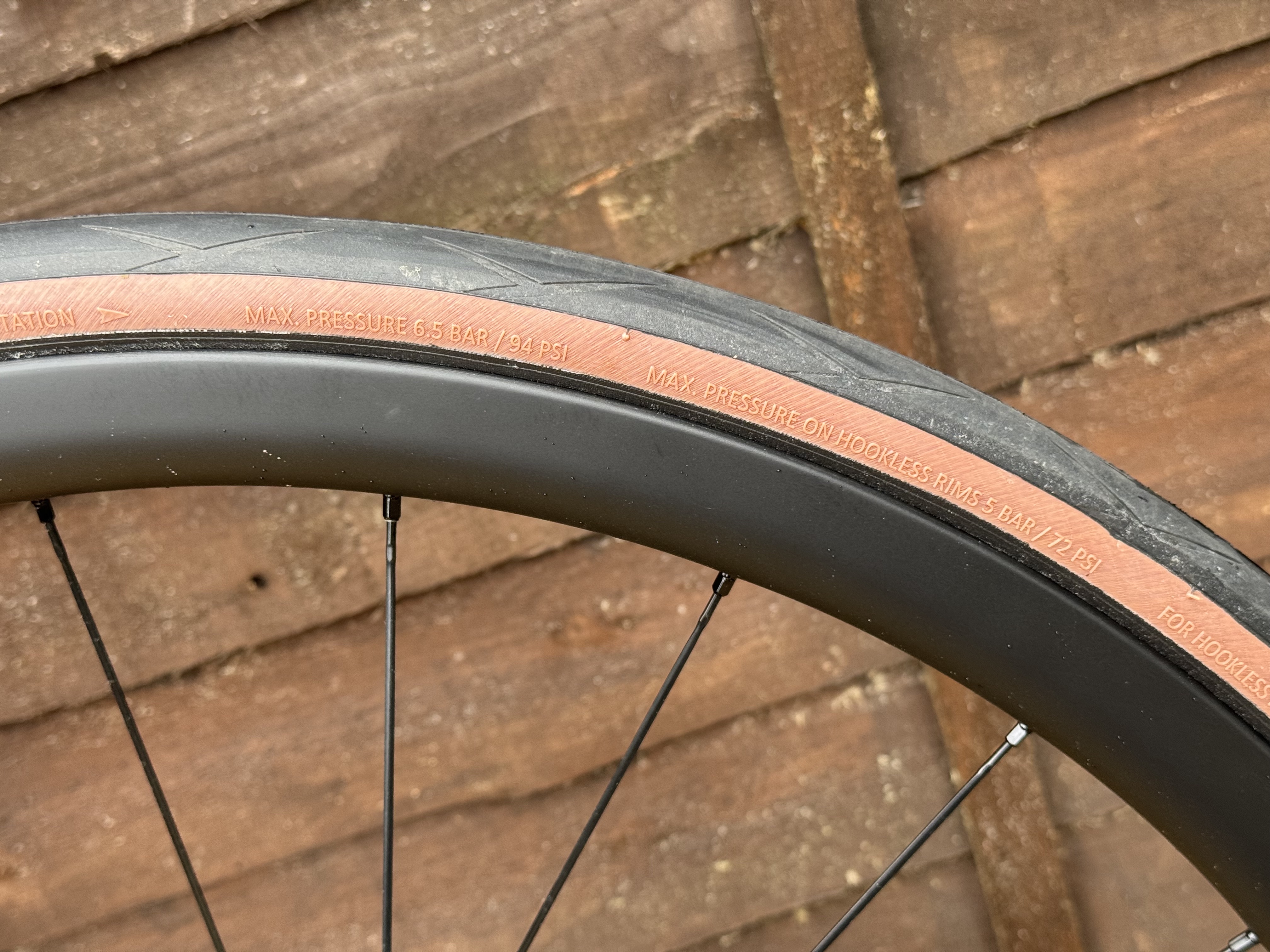 Las presiones máximas son 94 psi para enganchados y 72 psi para gancho sin gancho