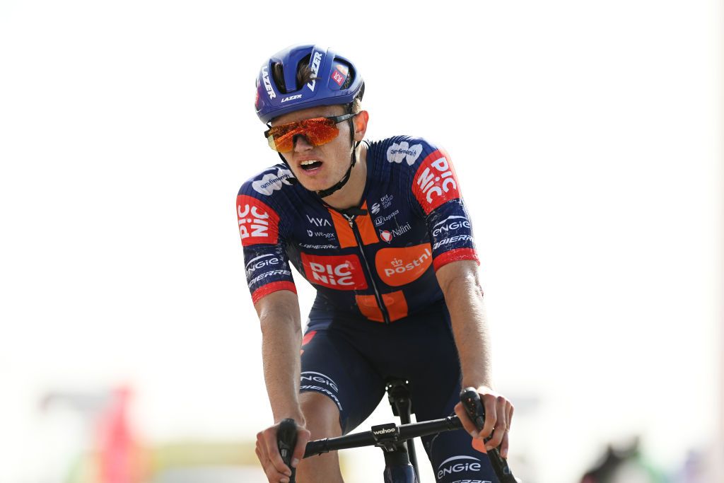 'No sabes si no intentas' - Onley y Fisher -Black se queman tratando de seguir la aceleración 'letal' de Pogačar en los EAU Tour