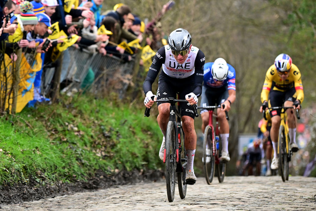 OUDENAARTE BELGIO 02 ABRIL TADEJ POGACAR DE SLOUVELIA Y EMITROS EAU Mathieu van der Poel de los Países Bajos y el equipo Alpecindreuninck y Wout Van Aert de Belgium y el equipo Jumbovisma Compet Brugge a Ofdenaarde UCIWT el 02 de abril 2023 en Brugge Bélgica Foto de Dirk Waem Poolgetty Images