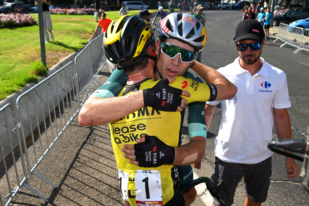 Córdoba España 23 de agosto lr Sepp Kuss de los Estados Unidos y el ganador del escenario Wout Van Aert de Bélgica y el equipo Visma alquilan una camiseta de Puntos Verdes de Bike después de la Vuelta 79 Tour de España 2024 Etapa 7 Una etapa de 1805 km desde Archidona hasta Cordoba Uciwt en agosto de agosto en agosto de agosto de agosto de agosto en agosto 23 2024 en Córdoba Foto de España por Dario Belingherigetty Images