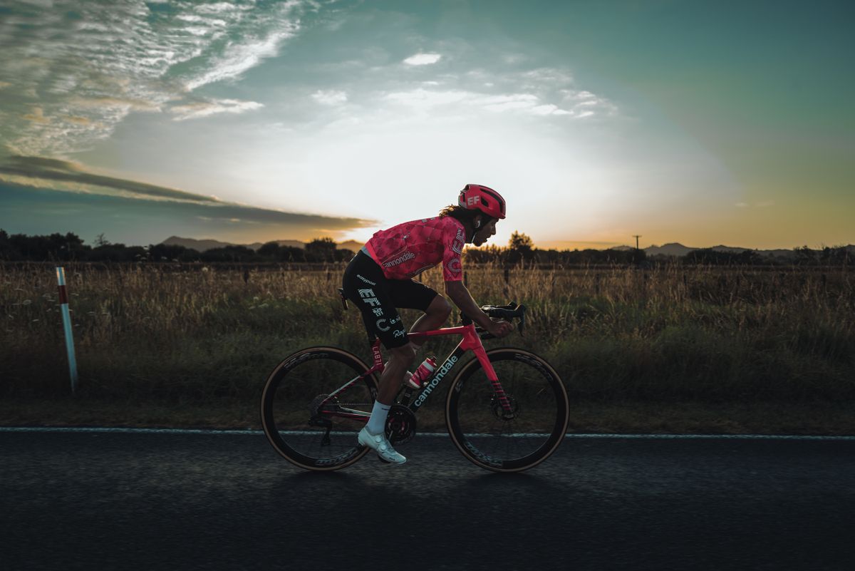 'Esto no era solo perseguir un nuevo disco; Estaba persiguiendo una leyenda '-Lachlan Morton monta 648 km en un solo día para romper el récord de Auckland-Wellington