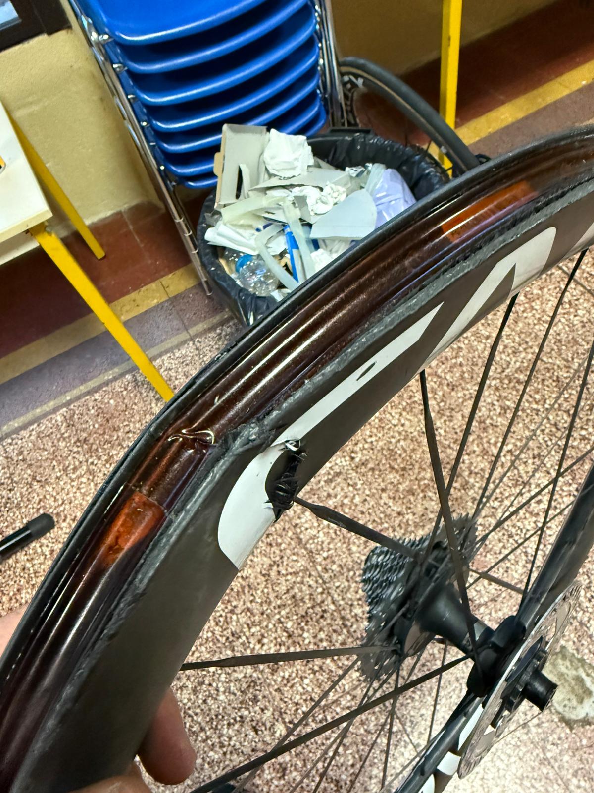 Un borde de Cadex agrietado después de un accidente de Marc Brustenga