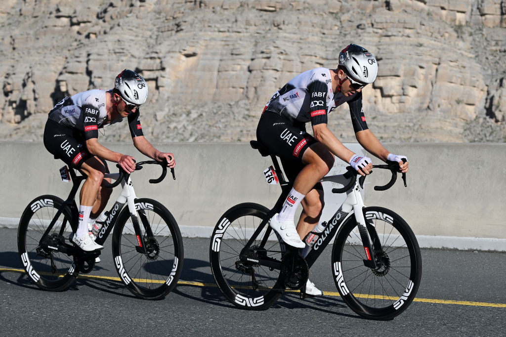 Jebel Jais Emiratos Árabes Unidos el 19 de febrero LR Mikkel Norsgaard Bjerg de Dinamarca y Florian Vermeersch de Bélgica y Emiratos Emiratos de EAU CDIVE EL 7º EAU TOUR 2025 Etapa 3 A 181km de Ras Al Khaimah a Jebel Jais 1490M UCIWWT el 19 de febrero de 2025 en jebl Foto de Emiratos Árabes por Dario Belingherigetty Images