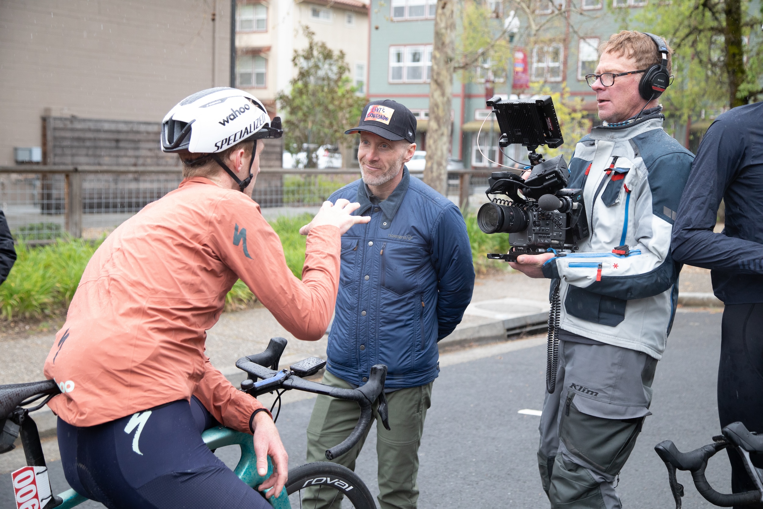Levi Leipheimer habla con Ian Boswell en el Growler 2024