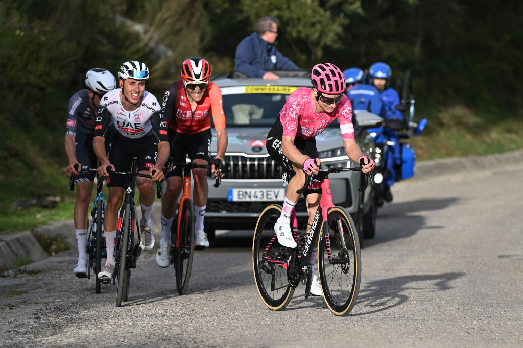 Alto da foia Portugal 20 de febrero LR Jan Christen de Suiza y EAU Equipo Emirates XRG y Neilson Powless de los Estados Unidos y el equipo EF Education Easypost Attack in the Breakaway durante el 51 ° Volta AO Algarve Em Bicticleta Etapa 2 a 1776 km desde Lagoaa a Lagoa hasta Alto da foia 869m el 20 de febrero de 2025 en Alto da foia Portugal Photo por Tim de Waelegetty Images