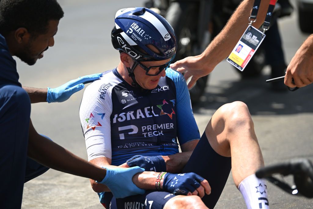 Chris Froome Fractures Collarbone in Crash durante la etapa final de la gira de los EAU