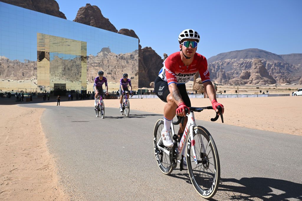 Dylan Groenewegen fuera de la gira de los EAU después de sufrir una conmoción cerebral en el choque de la etapa 5