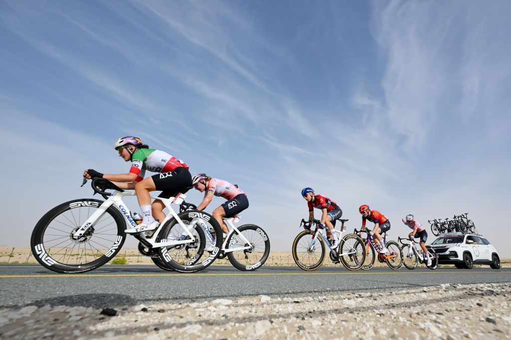 El pelotón femenino acaba de establecer la velocidad más rápida para una etapa mundial en las mujeres de la gira de los EAU