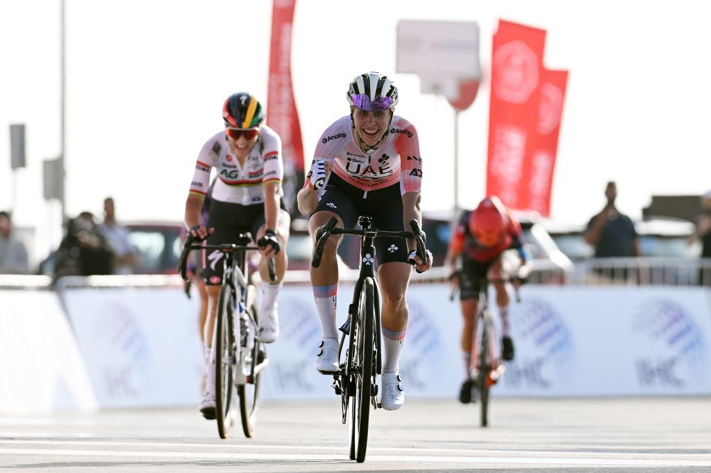 El ritmo Super Domestique de Silvia Perisco aturde el campo en las mujeres de los EAU Tour Women
