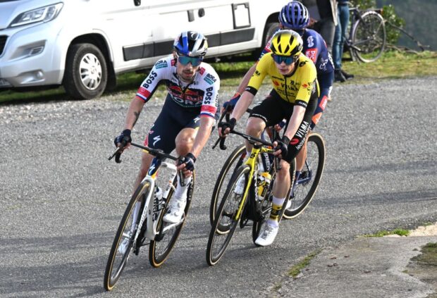 Jonas Vingegaard, Visma-arrendamiento Una bicicleta caída en cima