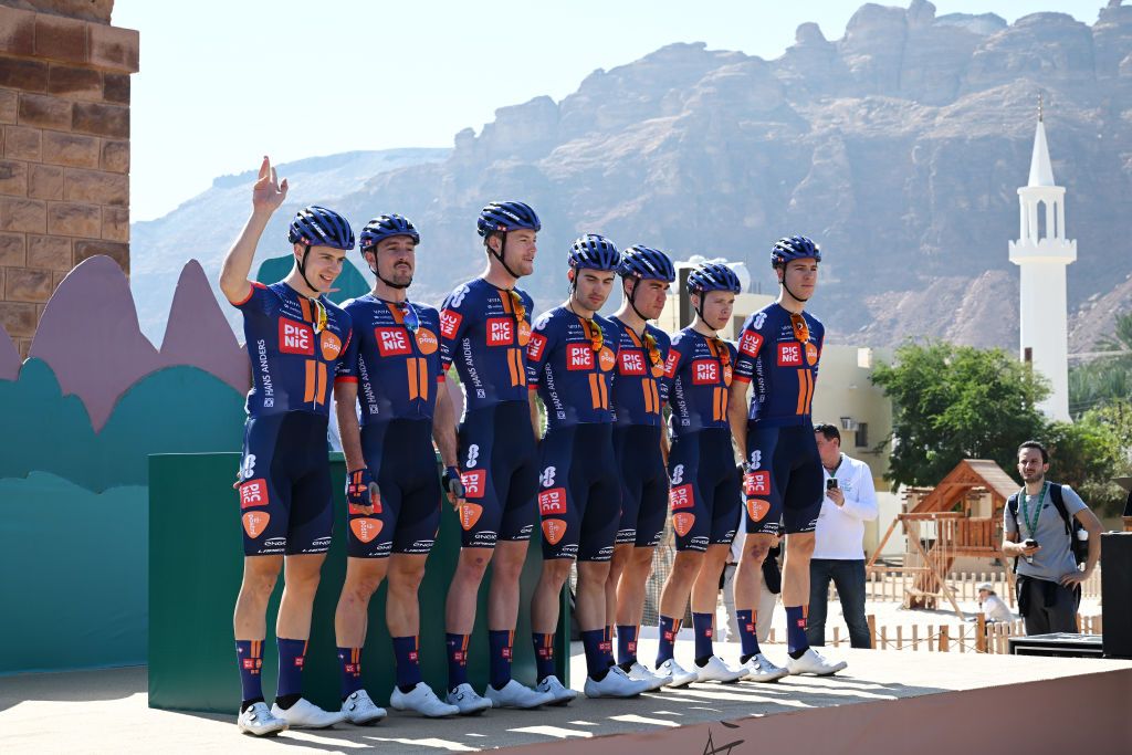 Nils Eekhoff sufre la mandíbula fracturada en Alula Tour Crash