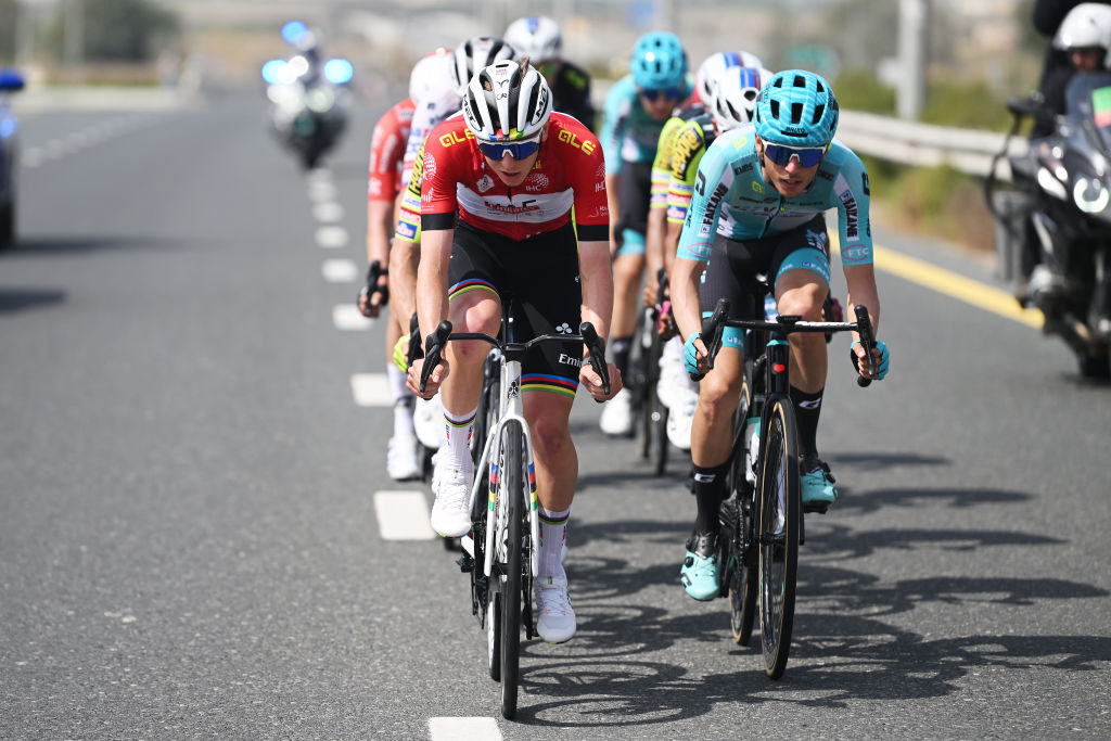 Dubai Emiratos Árabes Unidos 21 de febrero LR Tadej Pogacar de Eslovenia y el equipo de los EAU Emirates Líder rojo Jersey y Manuele Tarozzi de Italia y el grupo de VF Bardiani Csffaizane compiten en la escapada durante la 7ª EAU Tour 2025 Stage 5 a 160kms de la universidad estadounidense Dubai a American Dubai a American Universidad Dubai Uciwwt el 21 de febrero de 2025 en Dubai United Arab Foto de Emirates de Dario Belingherigetty Images