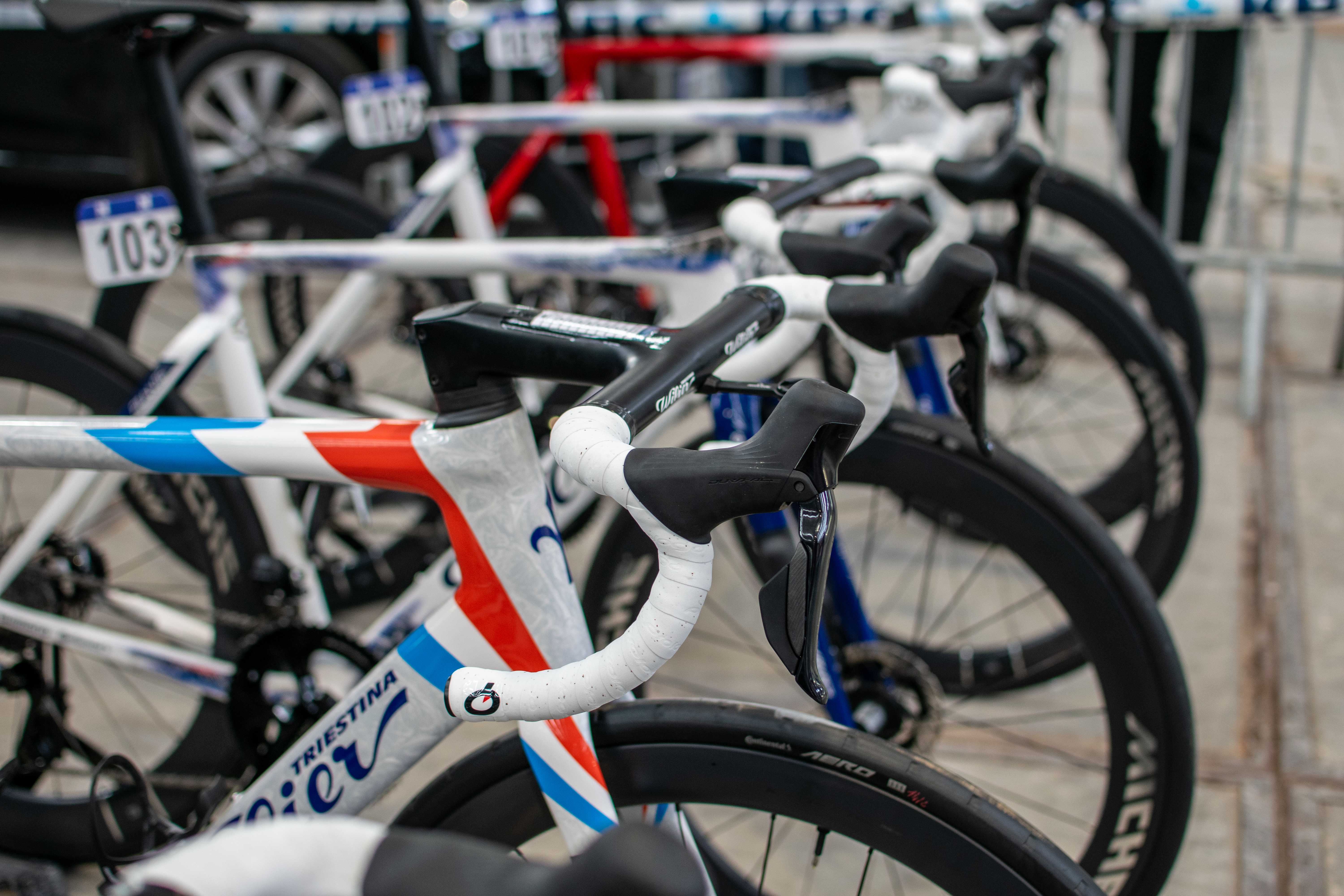 Apertura de fin de semana de fin de semana 1 Tech