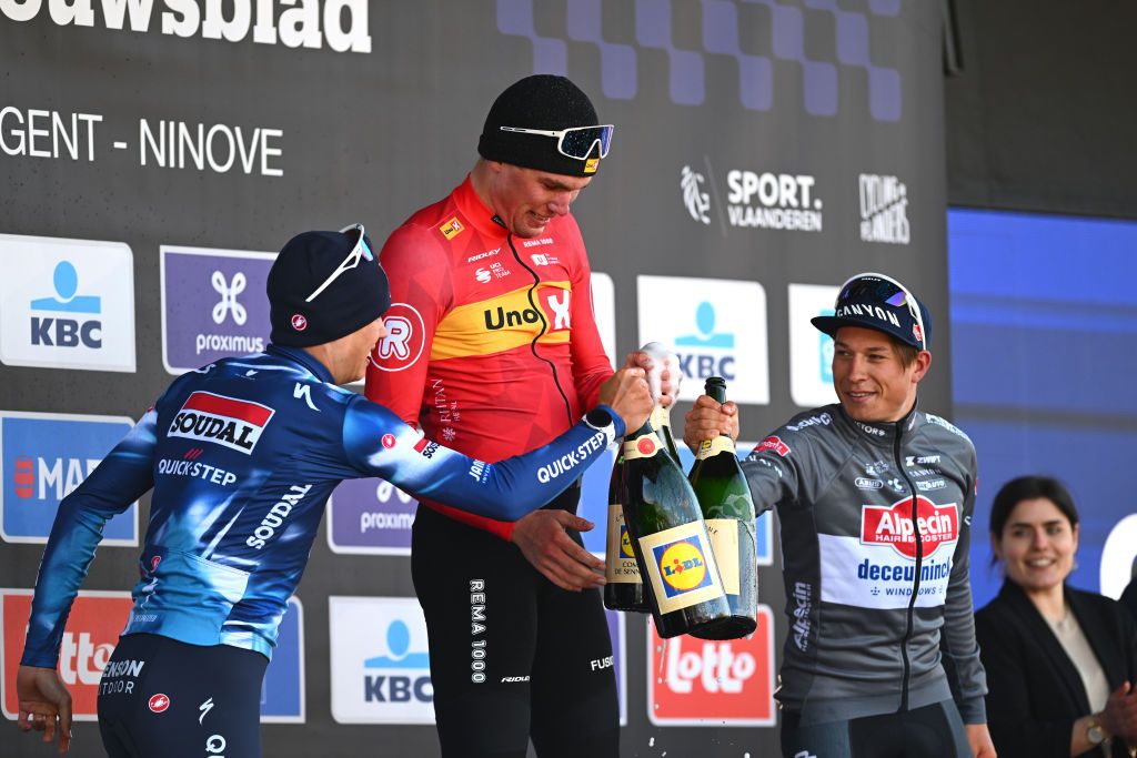 'Tal vez olvidé un poco cómo correr' - Jasper Philipsen optimista a pesar de casi perderse en Omloop het nieuwsblad