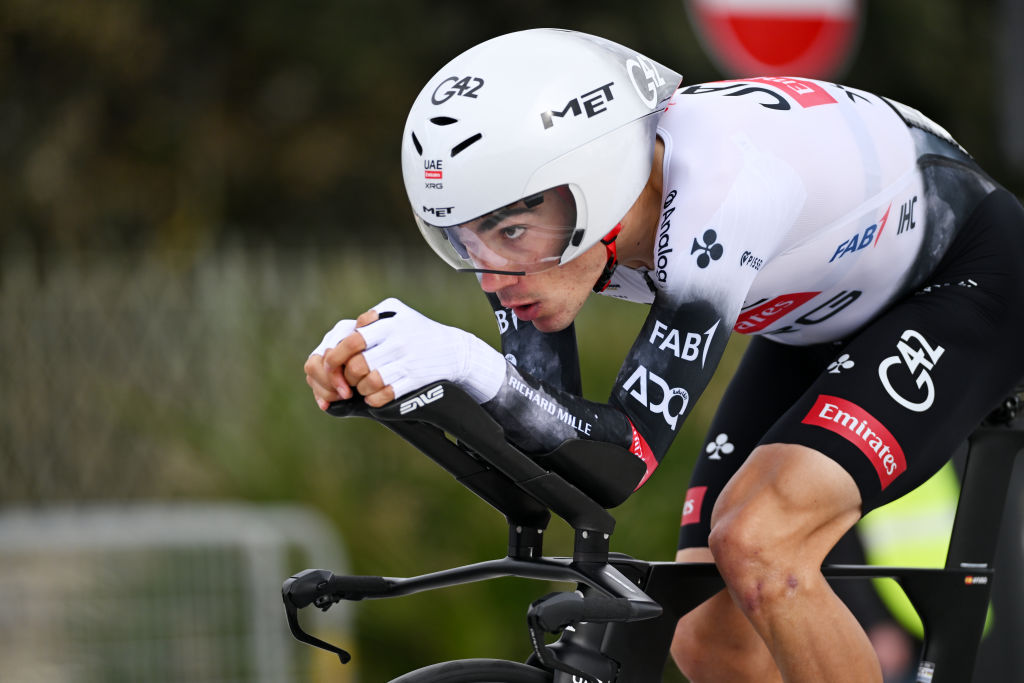 2025 Tirreno-Adriatico Etapa 1: Juan Ayuso en la acción del tiempo
