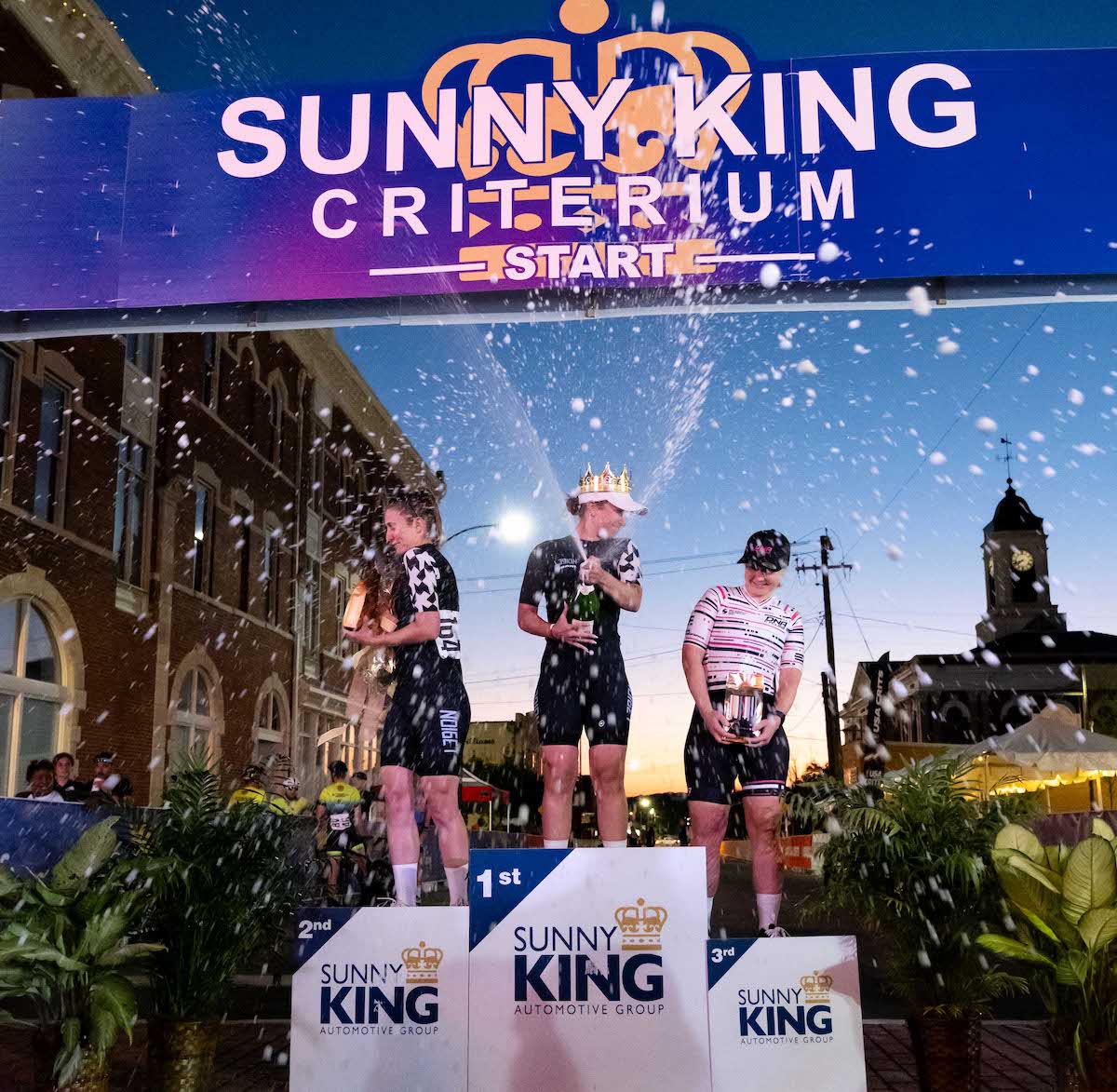 Sunny King Criterium Women's Podium: Segundo lugar Alexis Magner (L39ion de Los Ángeles), ganador Kendall Ryan (L39ion of Los Angeles) y el tercer lugar Harriet Owen (ADN Pro Cycling)