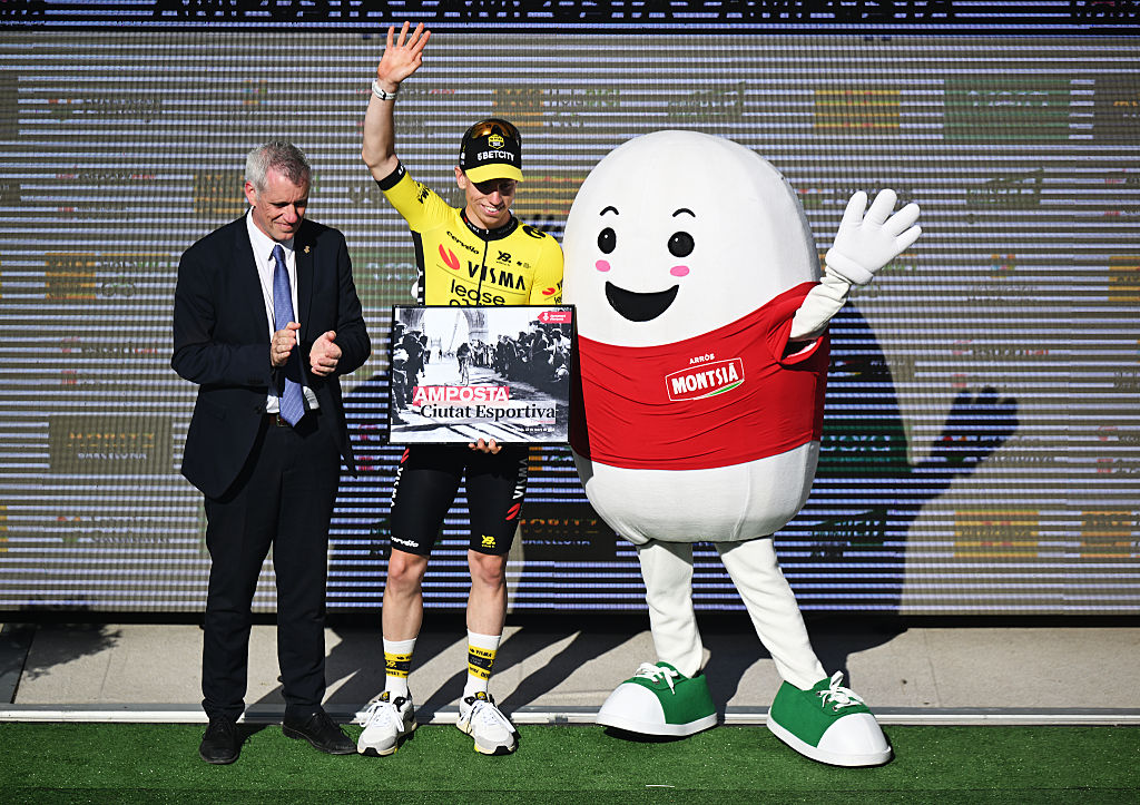 Líder de clasificación de puntos Brennan en el podio después de su segunda victoria en la etapa en el Volta A Catalunya