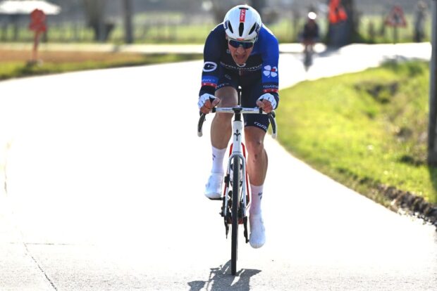 'La carrera fue un kilómetro demasiado largo' - Stefan Küng hace un esfuerzo en solitario desafiante en Omloop