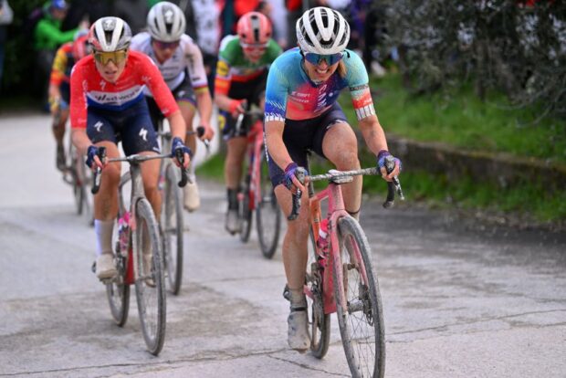 'Me encantan los caminos de grava empinados' - Kasia Niewiadoma une fuerzas con Cecilie Uttrup Ludwig en Strade Bianche