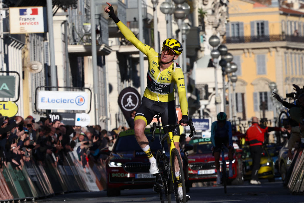 El equipo de los Estados Unidos del equipo VISMA VISMA Matteo Jorgenson lleva la camiseta amarilla del líder general celebra mientras gira en la línea de meta en segundo lugar, para ganar la carrera de ciclismo de París-Nices, después de la etapa 8 y final, 119,9 km entre Niza y Niza, el 16 de marzo de 2025. (Foto de Anne-Cristine Poujoulat / Afp)