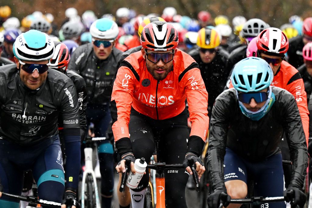 'Solo quiero tener una ducha caliente' - Tirreno -Adriatico Peloton sufre durante siete horas en frío y lluvia