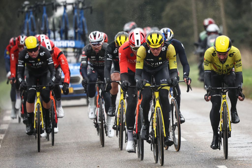 '¡Vamos!' -VISMA-LEENTA Una bicicleta Shatter Paris-Nice Peloton con ataque de viento cruzado