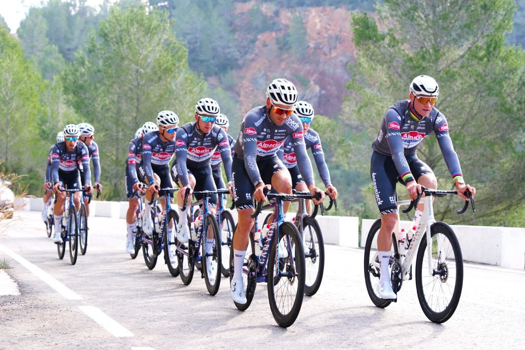 Decedininck para terminar el patrocinio de títulos de los equipos mundiales de hombres y mujeres al final de 2025