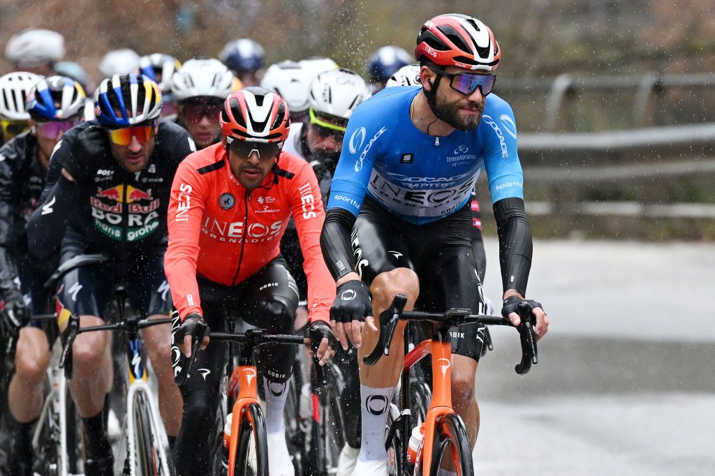 Ganna y Van der Poel interpretan a Milan-San Remo Cat and Mouse en el escenario de Tirreno-Adriatico de seis horas frío y húmedo