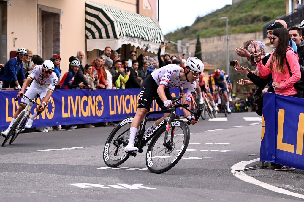 Gestión de los EAU dice que Tadej Pogačar está 'mejorando cada día' para Milan-san Remo después de Strade Bianche Crash