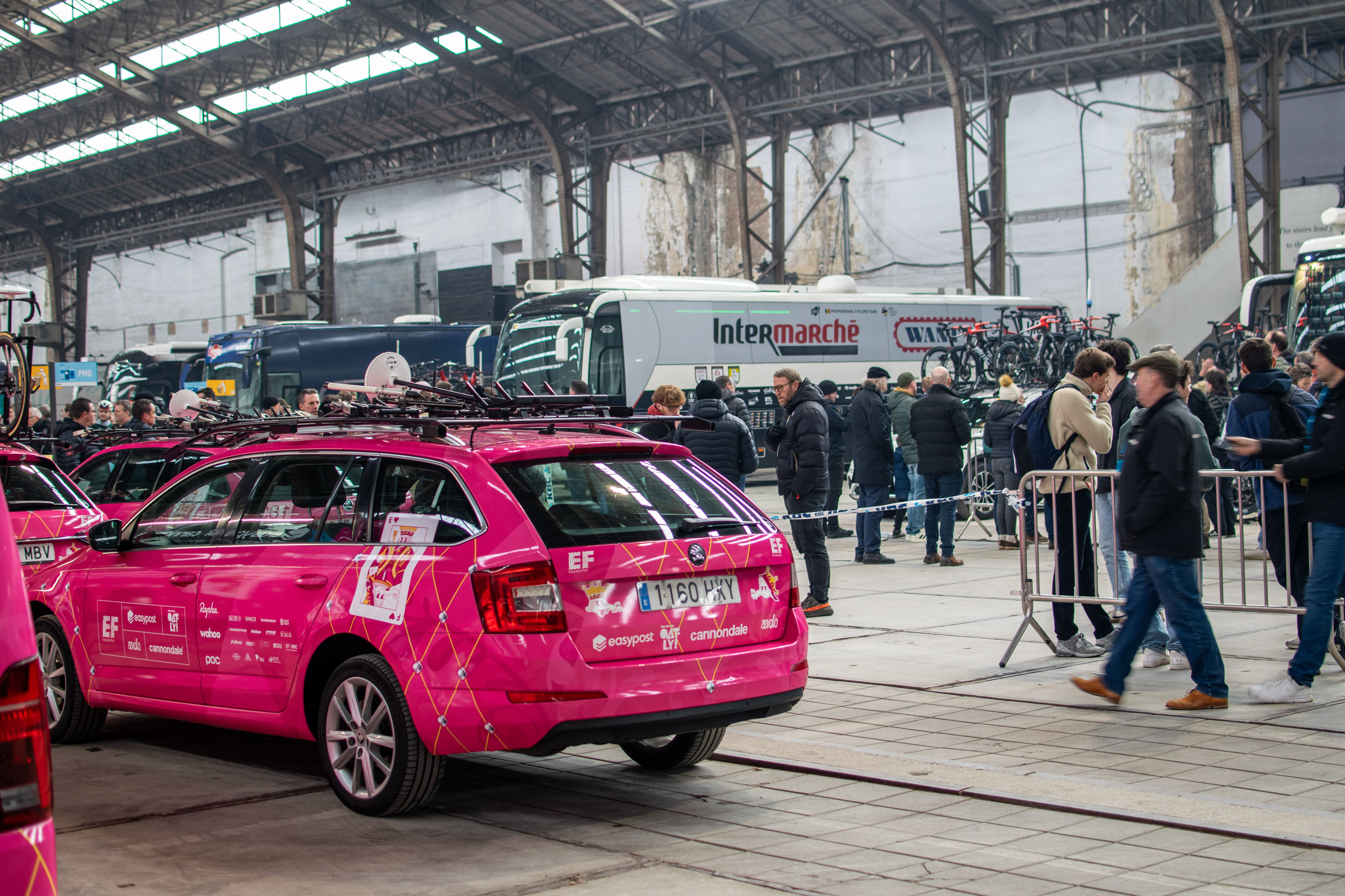 Apertura de fin de semana de fin de semana 1 Tech