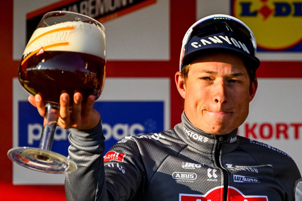 Jasper Philipsen estantes sprint dudas con impresionante victoria en Kuurne-Brussel-Kuurne