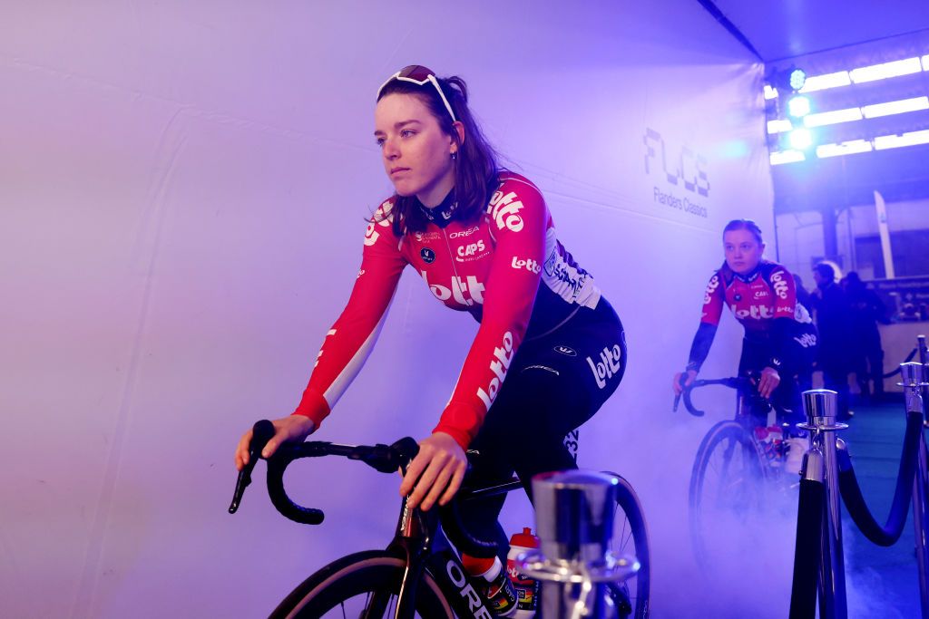 Katrijn de clercq sostiene la barbilla rota en le Samyn des Dames Crash