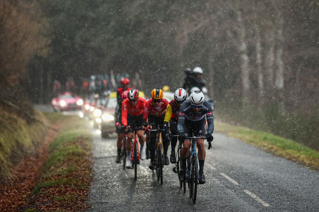 Las carreras se reiniciaron con 28 km para ir a París-Nice Etapa 4 después de las sombrías condiciones climáticas forzadas neutralización