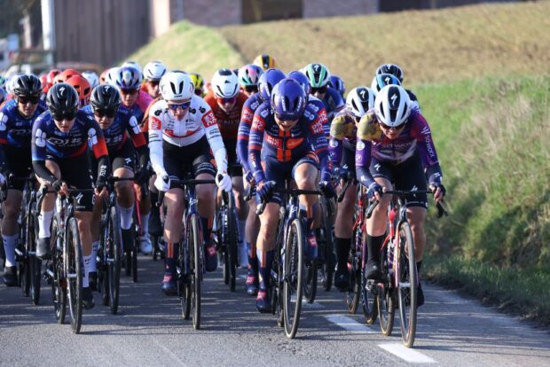 Los mejores equipos cambian después de que fallido Bluff contra los fracasos en Omloop Het Nieuwsblad Women
