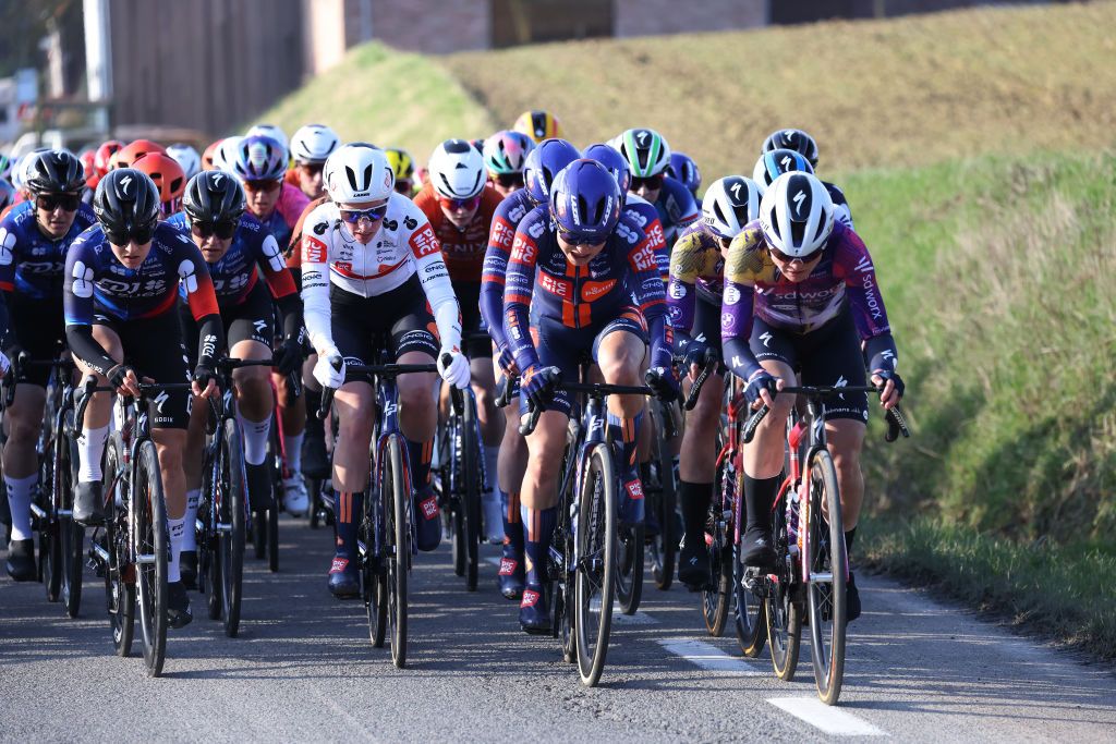 Los mejores equipos cambian después de que fallido Bluff contra los fracasos en Omloop Het Nieuwsblad Women