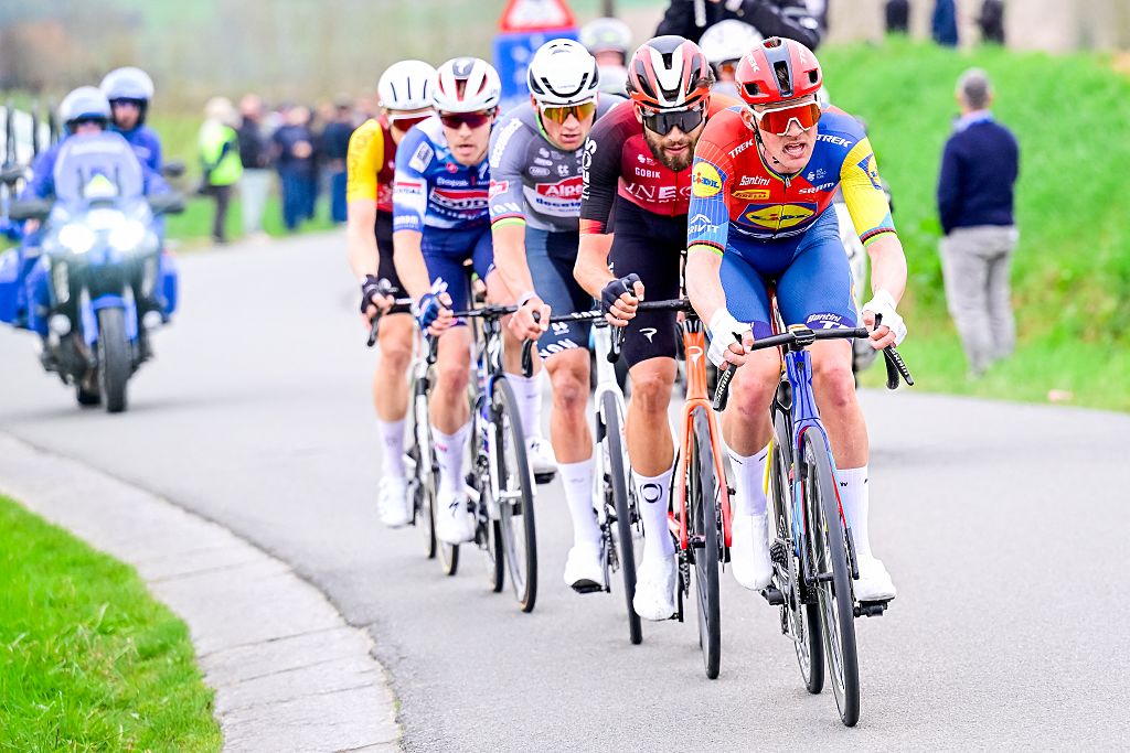 Aime de Gendt belga de Cofidis, Danish Casper Pedersen de Soudal rápido, holandés Mathieu van der Poel de Alpecin-Deceuninck, italiano Filippo Ganna Ganna de Ineos Grenadiers y Danish Mads Pedersen de Lidl-Trek en acción durante el 'E3 Saxo Bank Classic' Cycling Race, 208,8 Km de Harele de y HarelBe de Harele de y HarelBe de HarelBe de Harele de, a la actualidad, a la actualidad, a las cicatrizas de la cicatrización, a la ciclo de harel de la actualidad, a la ciclo de harel de la actualidad y a las cicatrios de la carrera de la imagen y al hartador de la imagen de la imagen y la imagen de la imagen de la imagen y la imagen de la imagen y la imagen de la actualidad y la imagen de la imagen de la actualidad y la imagen de las ciclo de harel. 28 de marzo de 2025. Belga Photo Dirk Waem (Foto de Dirk Waem / Belga Mag / Belga Vía AFP)