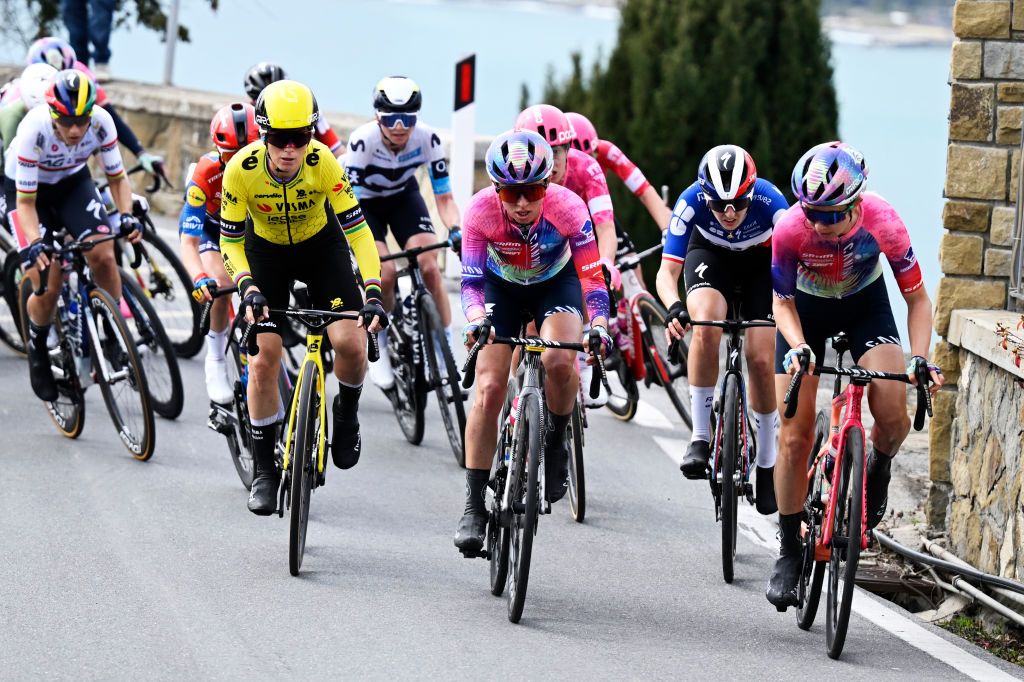 Pauline Ferrand-Prévot relegada en Milan-san Remo, multado con 200 chf y con una tarjeta amarilla