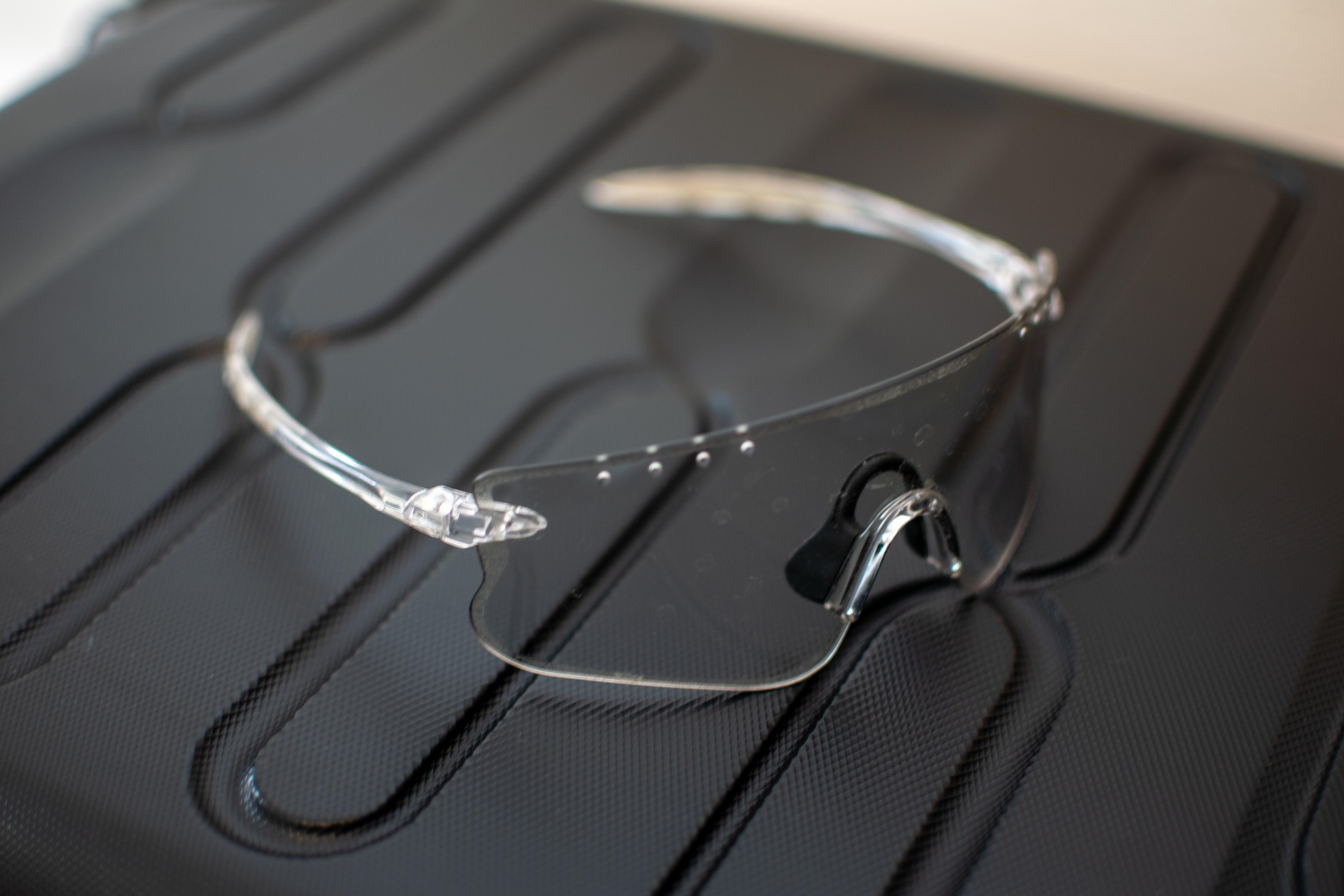 Un hombre que usa un par de gafas de sol blancas Galibier Grand Tour