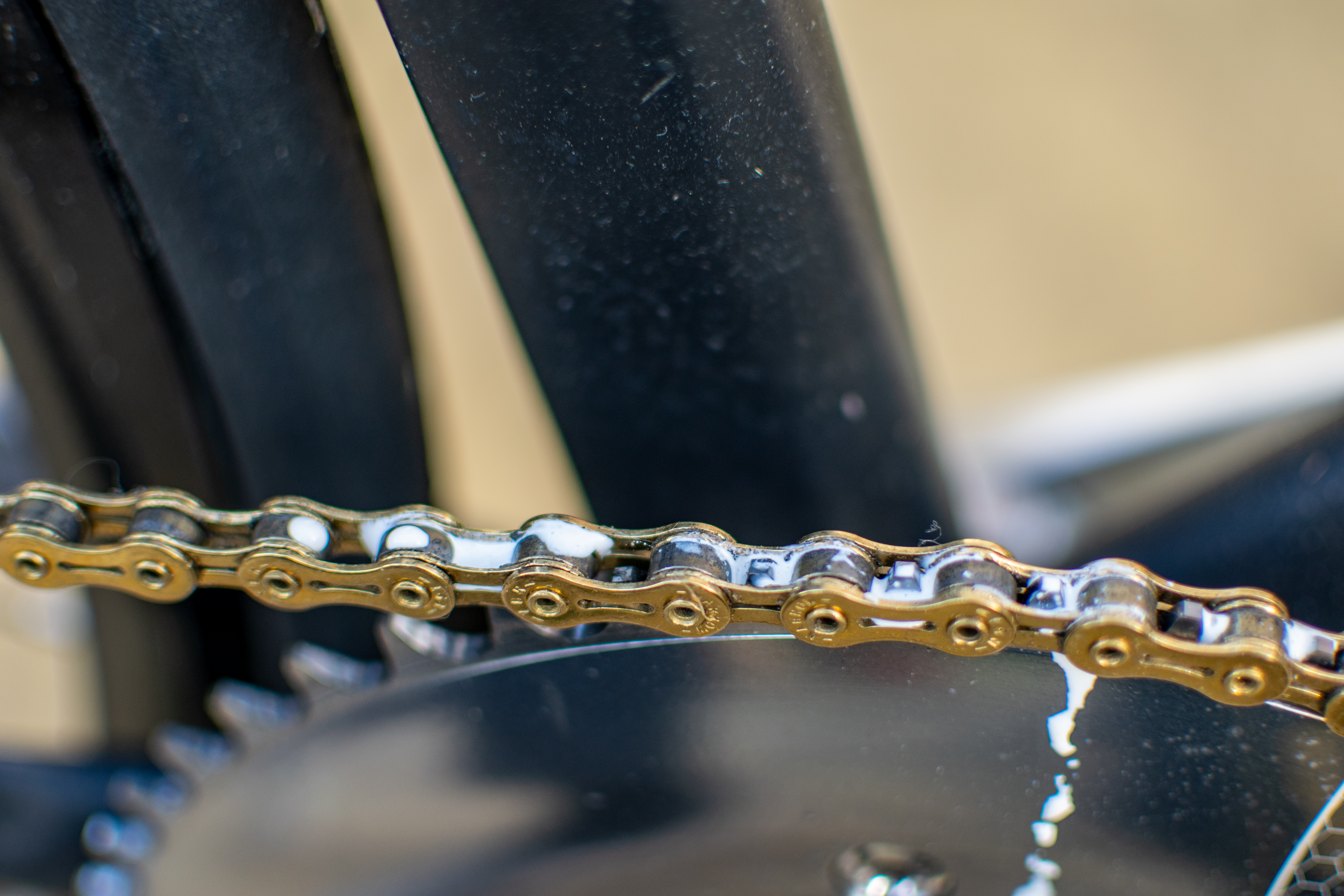 Una cadena de oro con lubricante de cadena super secreto de SILCA