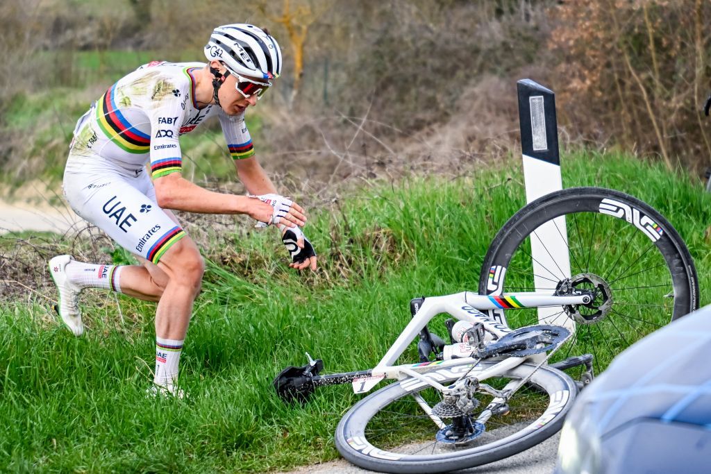 Tadej Pogačar se desliza a alta velocidad, pero rebota durante Strade Bianche