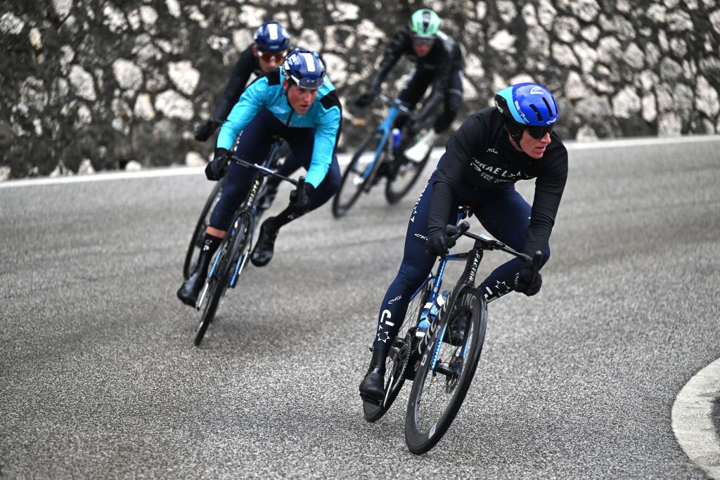 "Te sientes mal cuando tu propio error hace que tus compañeros de equipo se pongan tan difícil": Derek Gee aprende una lección pero se queda en la pelea de Tirreno -Adriatico GC