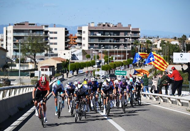 Volta A Catalunya para perder la subida principal de la etapa más dura debido a los fuertes vientos