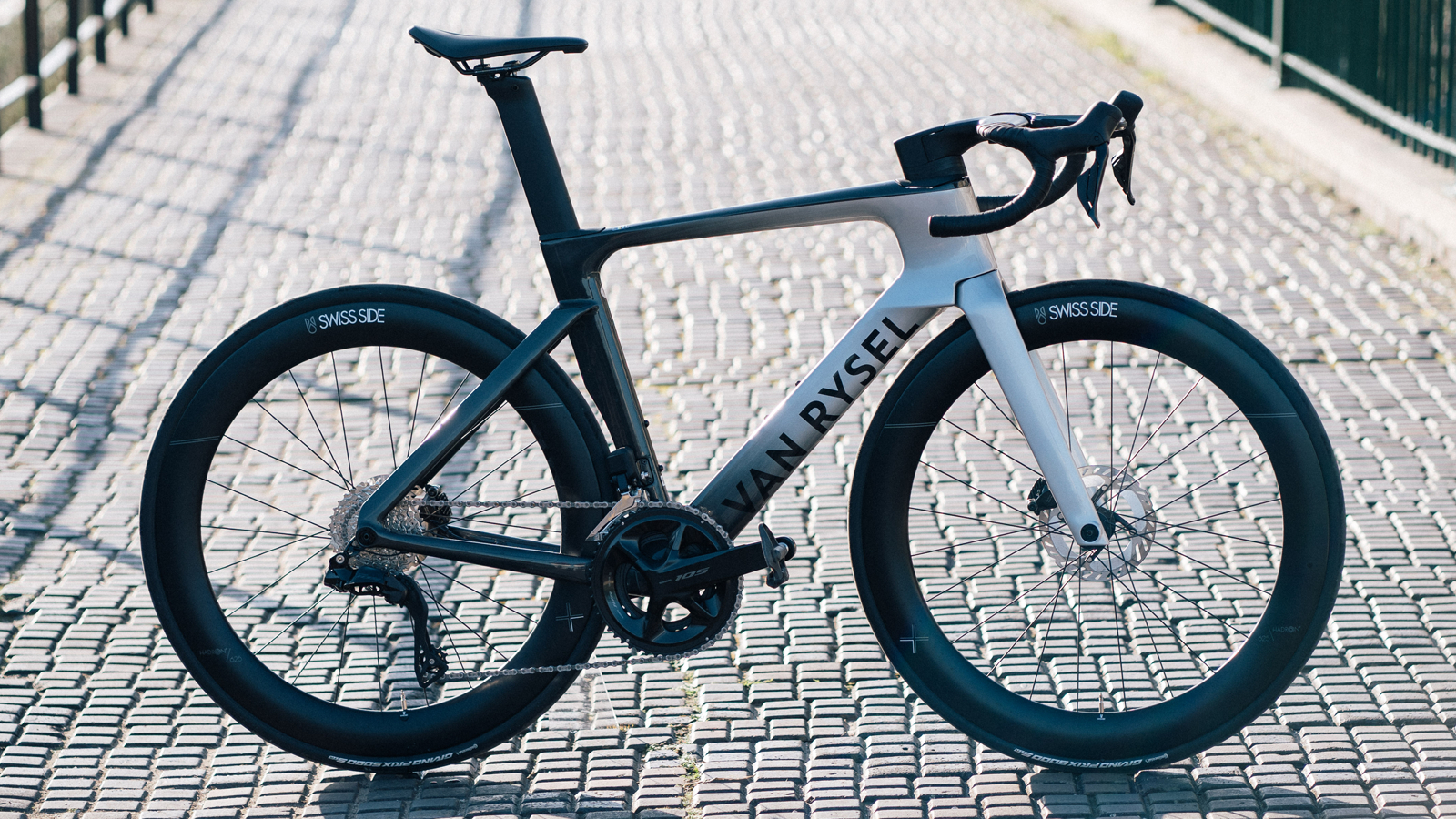 Van Rysel rcr-f en una calle adoquinada