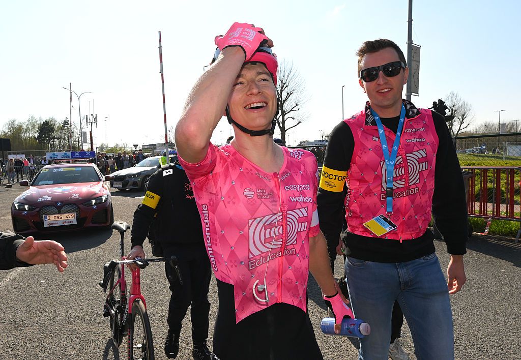 'Se quitó una tonelada de peso de mi pecho' - Neilson Powless demuestra su destreza de carrera de un día con Dwars Door Vlaanderen Win